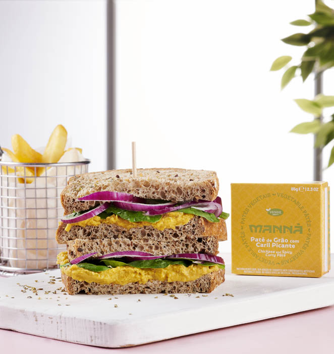Sandwich com Paté de Grão com Caril Picante Manná, cebola roxa e rúcula ou espinafres